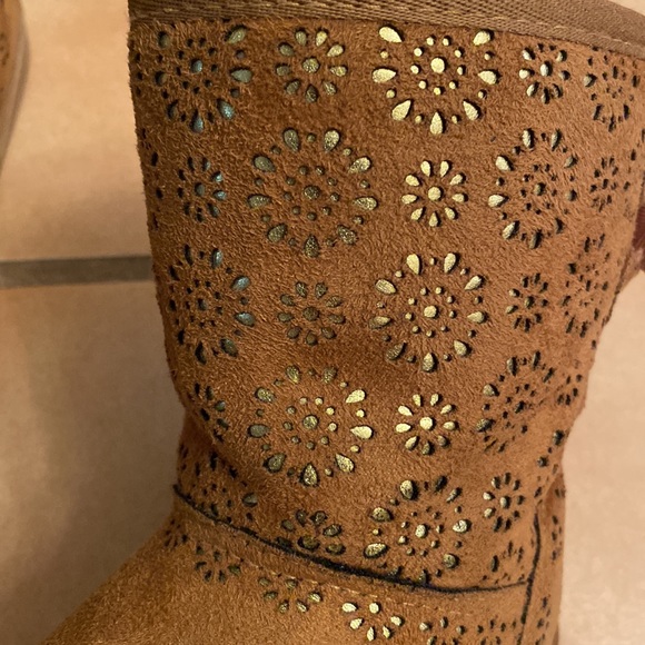 Super cute boots with laser cut gold design size 12 - Picture 3 of 8